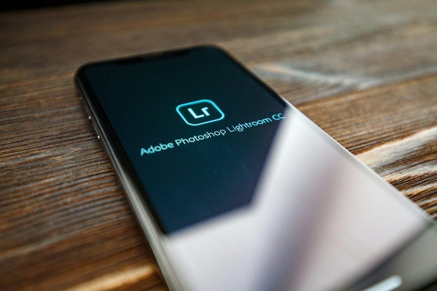 adobe photoshop lightroom cc min En telefon med Lightroom-appen